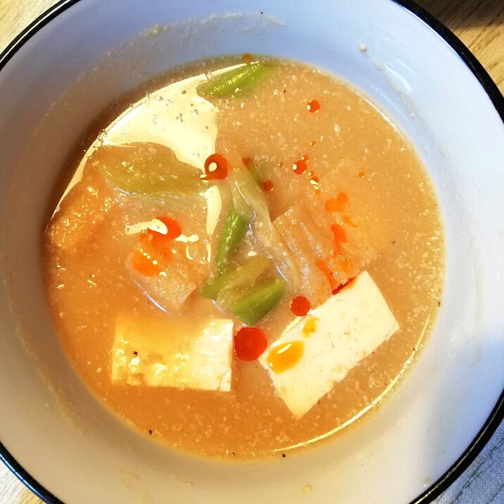 お豆腐と油揚げの豆乳ごま味噌スープ